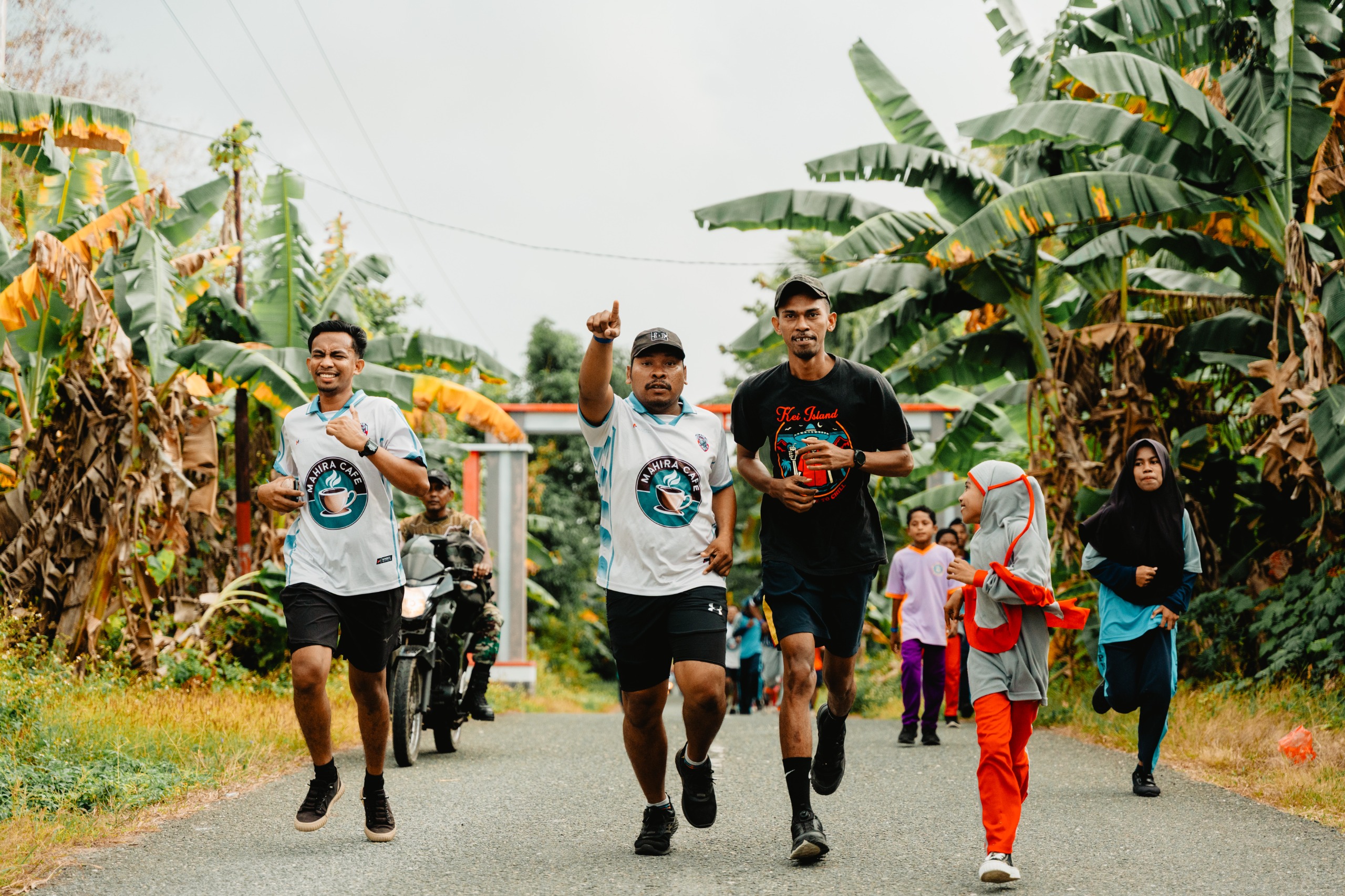 Semangat kebersamaan mewarnai Sabtu pagi (1/8) di Kecamatan Kei Kecil Timur Selatan.
