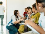 Keterbatasan akses pembelajaran Bahasa Inggris di daerah terpencil tidak menyurutkan semangat anak-anak Ohoi Elaar Lamagorang, Kecamatan Kei Kecil Timur Selatan, Kabupaten Maluku Tenggara, untuk belajar.
