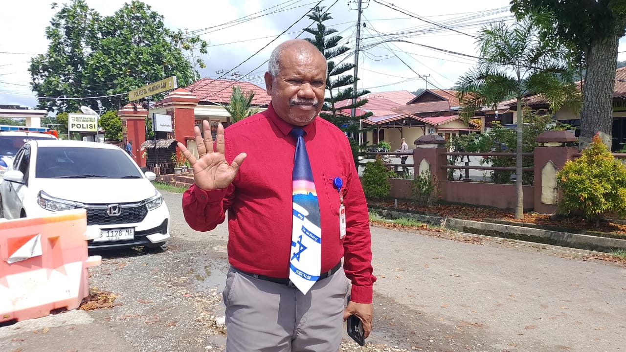 Koordinator Tim Kuasa Hukum Keluarga Korban Yanto Idorway, Advokat Yan Christian Warinussy, SH