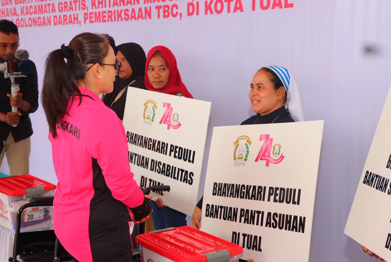 Ny. Juliati Sigit Prabowo menyerahkan bantuan sosial secara simbolis kepada sejumlah perwakilan masyarakat.