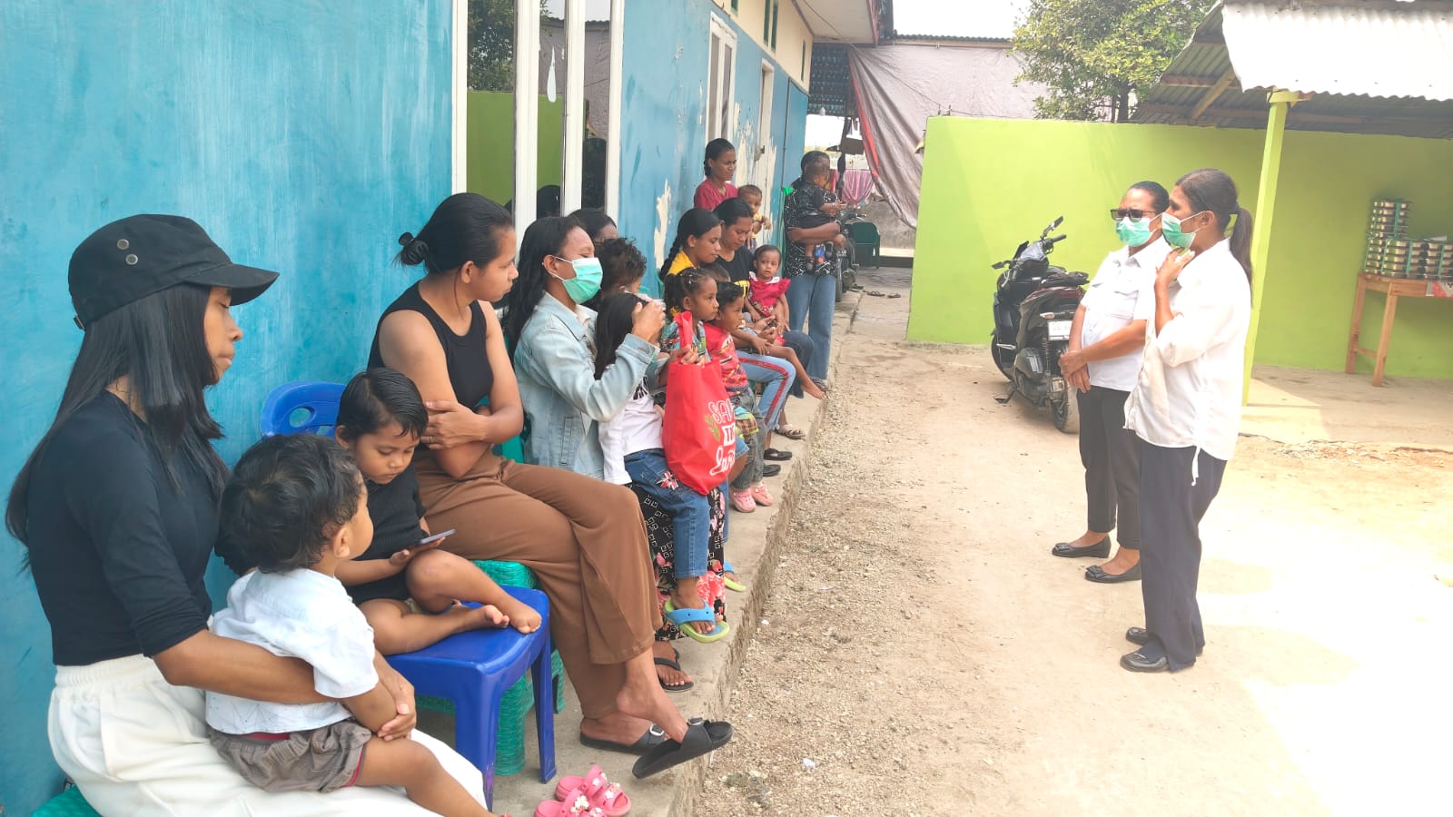 Upaya sosialisasi dilaksanakan melalui penyuluhan langsung kepada masyarakat, pembagian brosur, serta pembagian masker sebagai langkah perlindungan terhadap paparan asap.
