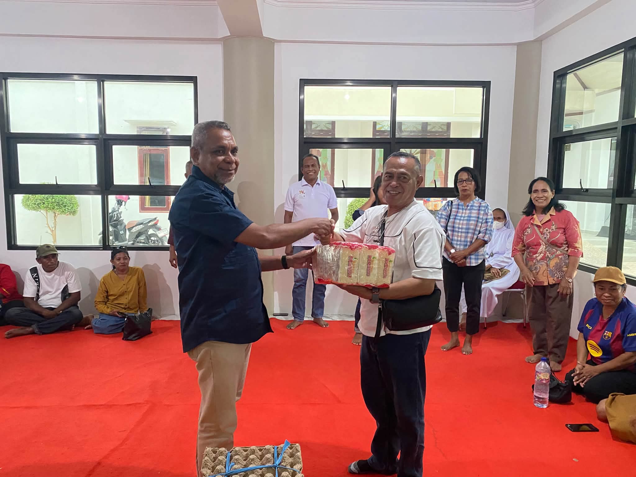 Dipimpin Pastor Paroki Tual, Romo Matheus Bwariat, umat Katolik membawa yelim atau bantuan kepada Gereja Protestan Maluku (GPM) di Gereja Maranatha Un, Kota Tual, Jumat (23/10/2026).